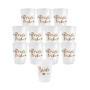 Dettaglio del set da 12 bicchieri bianchi opachi con scritta Bride Tribe in oro rosa