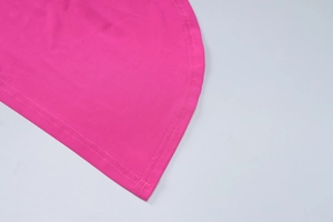 Makroaufnahme der Doppelnaht am Saum des rosaroten Strickstoffs für Sommerkleider
