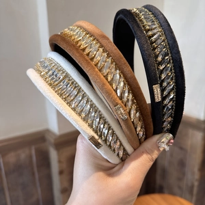 Vue détaillée de serre-têtes en velours avec strass en noir, marron et beige