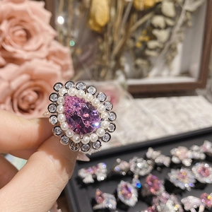 Makroaufnahme Silberring mit rosa birnenförmigem Edelstein, Perlen und Zirkon-Halo