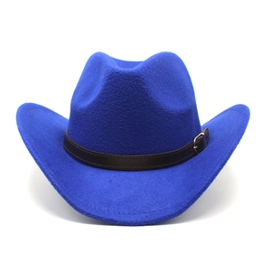 Detailansicht der hellblauen Westernhut aus Wollfilz mit braunem Lederband und Schnalle