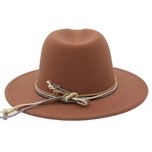 Dettaglio cappello fedora in feltro marrone con cordino intrecciato a tre colori