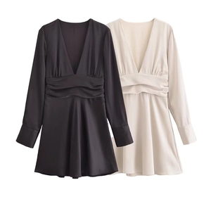 Detailansicht des Satin-Kleides mit V-Ausschnitt in Schwarz und Beige Tönen