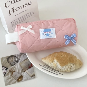 Gesteppte rosa Kosmetiktasche mit Schleifen und Haus-Stickerei in Lifestyle-Szene