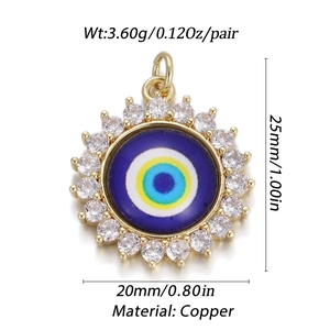 Detalle del colgante Ojo del mal de cobre dorado con esmalte de colores y circonitas
