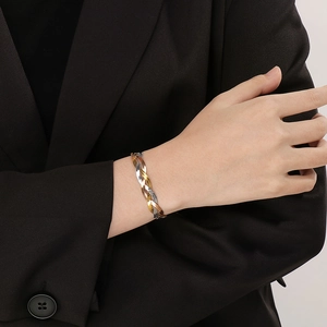 Nahaufnahme des dreifarbigen geflochtenen Titanstahl-Schlangenkettenarmbands am Handgelenk