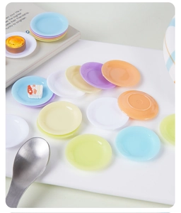Gros plan d'assiettes miniatures de 3,5 cm colorées pour maison de poupée