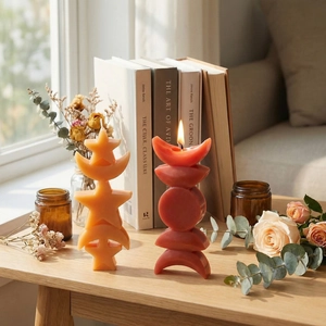 Candele per aromaterapia a forma di stella e luna impilate in arancione e rosso-marrone