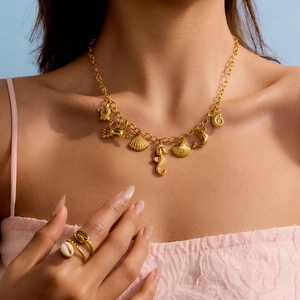 Collier en acier inoxydable doré avec pendentifs sur le thème marin tortue et crabe