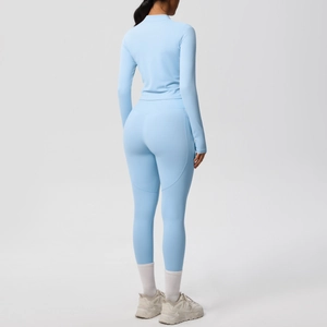 Vue arrière de l'ensemble de yoga bleu ciel avec veste zippée et legging taille haute