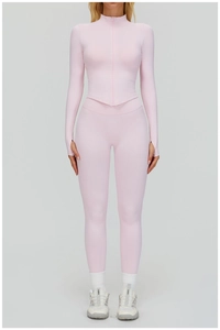 Détail d'une veste de yoga rose avec col montant zippé et manches avec passe-pouce