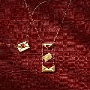 Collier enveloppe en acier inoxydable plaqué or 18K avec zircon cœur rouge sur tissu rouge