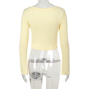 Dettaglio della trama in maglia giallo tenue e del taglio posteriore di questo crop top