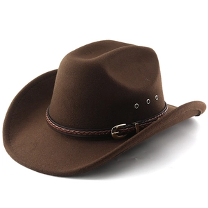 Chapeau de cowboy western marron foncé en laine avec bande en cuir et boucle sur fond blanc