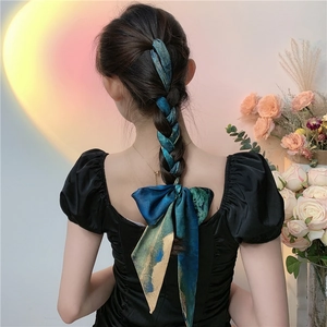 Foulard cheveux en soie imprimé rétro noué en queue de cheval avec détail de nœud