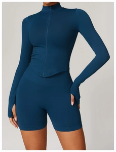 Détail du poignet avec passage de pouce et texture côtelée sur la veste de yoga femme
