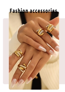 Gros plan d'une bague géométrique en or avec pavé de diamants sur la main d'un modèle