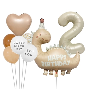 Détail de ballons dinosaures crème mat et ballon chiffre pour déco d'anniversaire