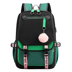 Grande zaino nero e verde con nastro rosa e ciondolo a forma di palla di peluche