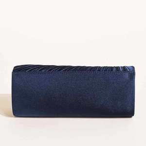 Dunkelblaue plissierte Abendclutch aus Satin mit eleganter Seidentextur für Abendkleider