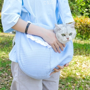 Borsa a tracolla trapuntata azzurra per gatti con eleganti bordi bianchi a balze