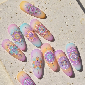 Vue macro de 10 autocollants à ongles dégradés aux motifs mandala bohèmes