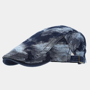 Detailansicht der Jeans-Schirmmütze mit blauem Camo-Muster und Vintage-Metallschnalle