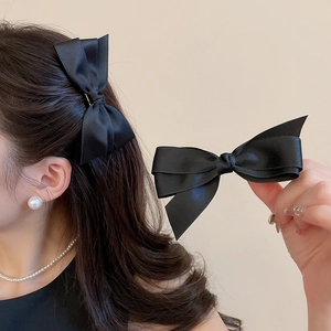 Détail d'une pince à cheveux élégante en satin noir avec un design double couche chic