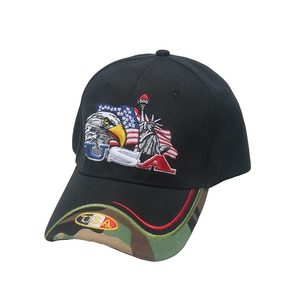 Schwarze USA-Baseballkappe mit Adler-Stickerei und Camouflage-Schirm auf weißem Grund