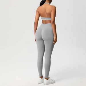 Vista posteriore del set da yoga grigio con reggiseno sportivo e leggings a vita alta