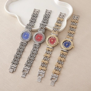 Gros plan de montres élégantes pour femmes avec strass et chiffres romains