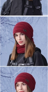 Set berretto e scaldacollo in maglia bordeaux con fodera in pile e dettaglio patch in pelle