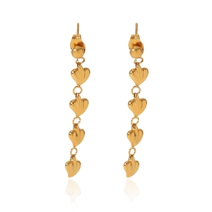Détail de boucles d'oreilles longues en acier doré avec quatre cœurs 3D en cascade