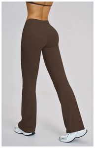 Détail du pantalon de yoga évasé à taille haute marron foncé en tissu brossé extensible