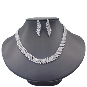Elegante set di gioielli da sposa in argento con collana e orecchini in strass