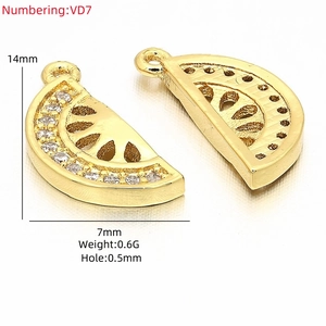 Dettaglio macro dei ciondoli a fetta di anguria 14x7mm con zirconi e finitura oro
