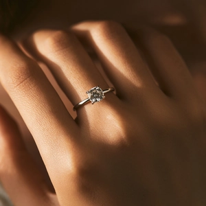 Elegant 1 carat Moissanite solitaire ring in S925 sterling silver on a woman hand