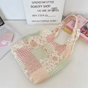 Dettaglio della borsa patchwork con motivi floreali, a quadretti e trama in pizzo fine