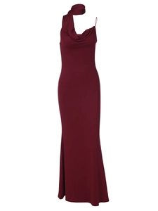 Elegantes burgunderrotes rückenfreies Neckholder-Maxikleid mit passendem Choker
