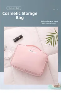 Trousse de maquillage rose avec poignée et étiquette MAKEUP BEAUTY sur tapis matelassé