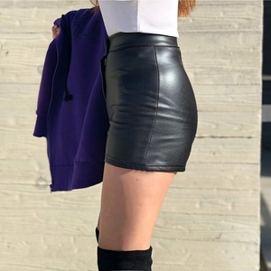 Detailansicht der schwarzen PU-Leder-Shorts mit hoher Taille und matter Textur