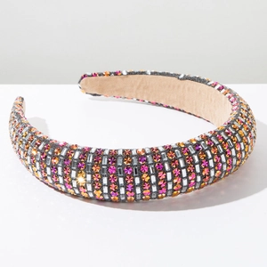 Détail macro du serre-tête baroque rembourré avec strass multicolores et doublure douce