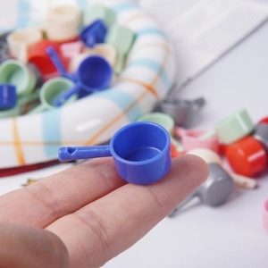 Mini louche à eau en plastique pour maison de poupée et accessoires de cuisine DIY