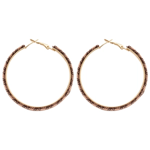 Grandes boucles d'oreilles créoles dorées avec tissu marron tressé sur fond blanc