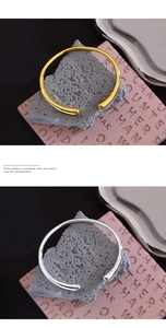 Detailansicht minimalistischer offener Armreifen in poliertem Gold und Silber Finish