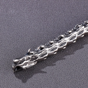 Macro d'un bracelet en acier os de dragon argent antique avec détails d'écailles gravées