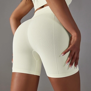 Dettaglio dei pantaloncini da yoga a vita alta con trama a nido d'ape traspirante