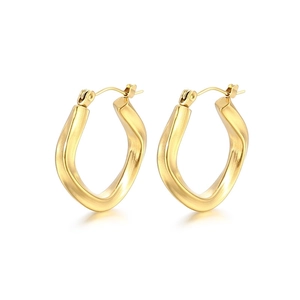 Boucles d'oreilles créoles torsadées en acier titane plaqué or 18K avec finition brossée