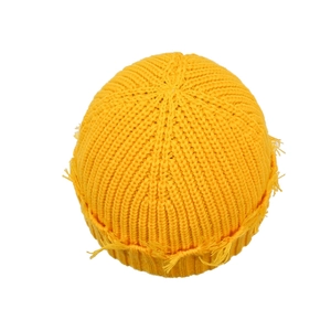 Bonnet en tricot jaune vif avec bords effilochés stylés et texture côtelée chaude