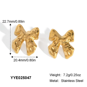Makro-Detailansicht der goldenen Schmetterlings-Ohrstecker aus Edelstahl mit Maßangaben